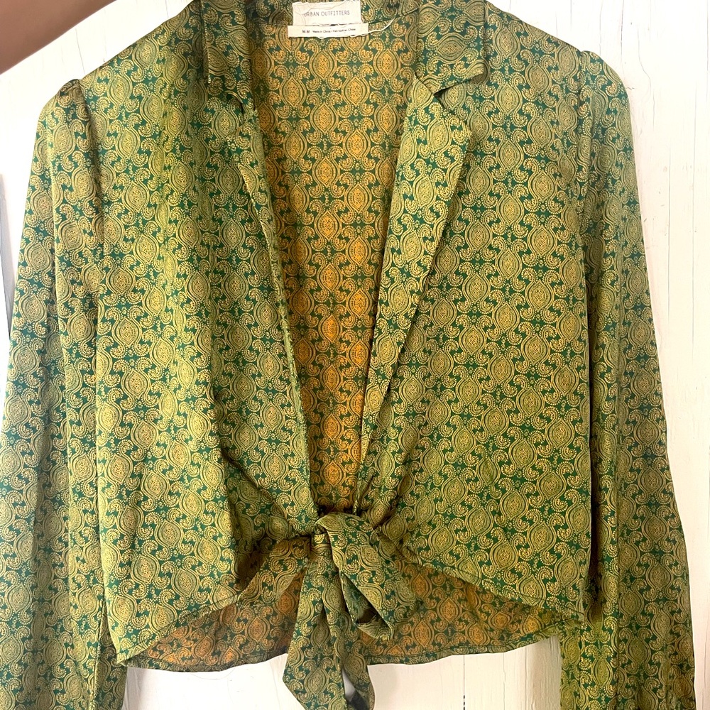 Silk paisley green crop, tie in the front